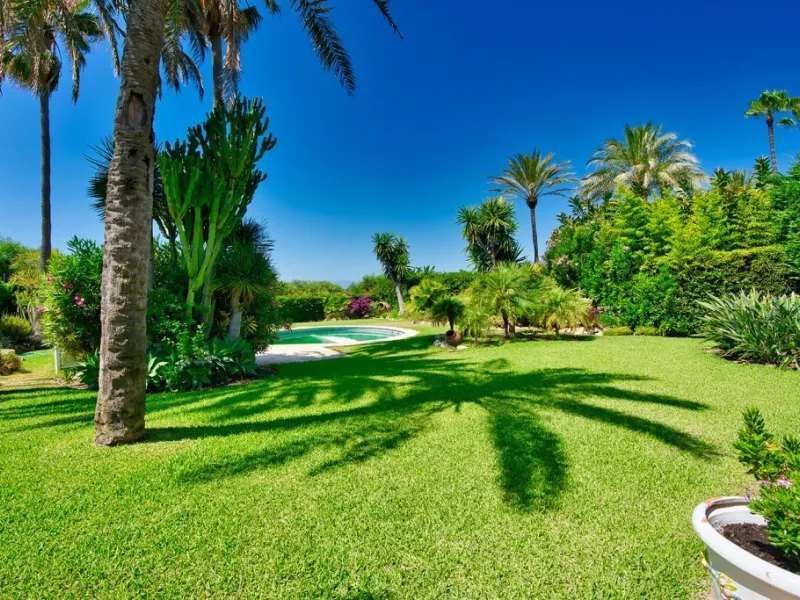 This remarkable beachfront villa, located adjacent to the renowned Nikki Beach in Elviria, East Marbella, offers an unparalleled living experience. Spread across two levels, the villa features four spacious bedrooms, each with its own en-suite bathroom, a