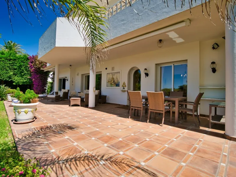 This remarkable beachfront villa, located adjacent to the renowned Nikki Beach in Elviria, East Marbella, offers an unparalleled living experience. Spread across two levels, the villa features four spacious bedrooms, each with its own en-suite bathroom, a