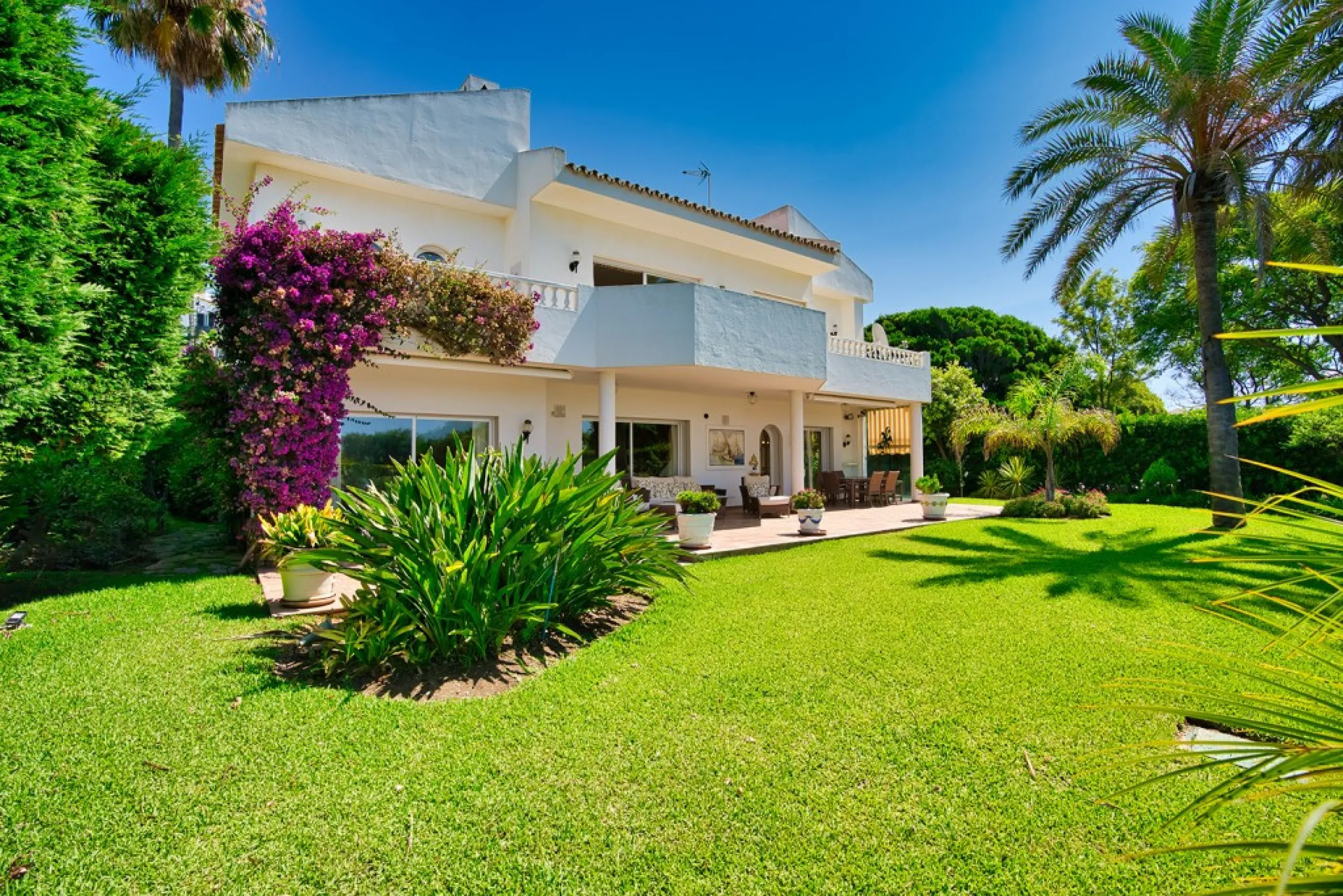 This remarkable beachfront villa, located adjacent to the renowned Nikki Beach in Elviria, East Marbella, offers an unparalleled living experience. Spread across two levels, the villa features four spacious bedrooms, each with its own en-suite bathroom, a