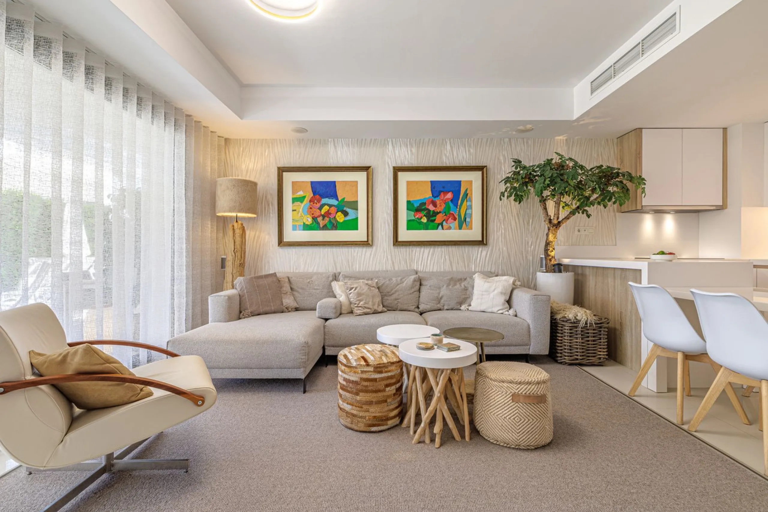 UNIQUE OPPORTUNITY | CORNER APARTMENT WITH PRIVATE GARDEN & 3 PARKING SPACES