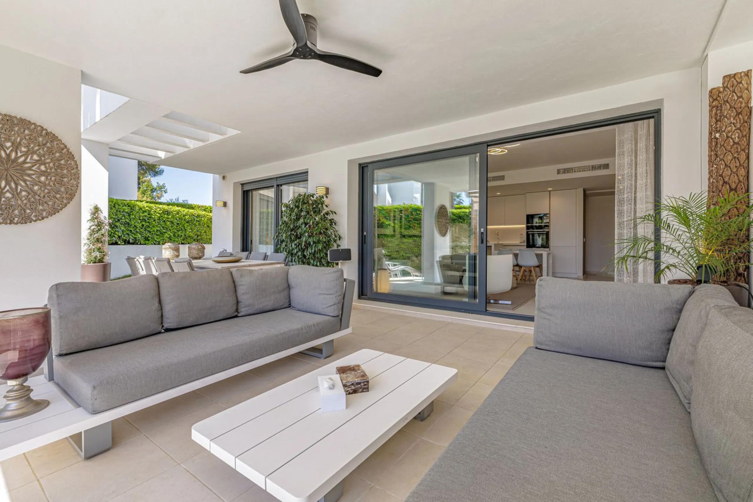 UNIQUE OPPORTUNITY | CORNER APARTMENT WITH PRIVATE GARDEN & 3 PARKING SPACES