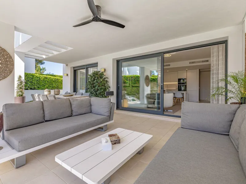 UNIQUE OPPORTUNITY | CORNER APARTMENT WITH PRIVATE GARDEN & 3 PARKING SPACES