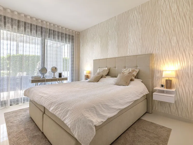 UNIQUE OPPORTUNITY | CORNER APARTMENT WITH PRIVATE GARDEN & 3 PARKING SPACES