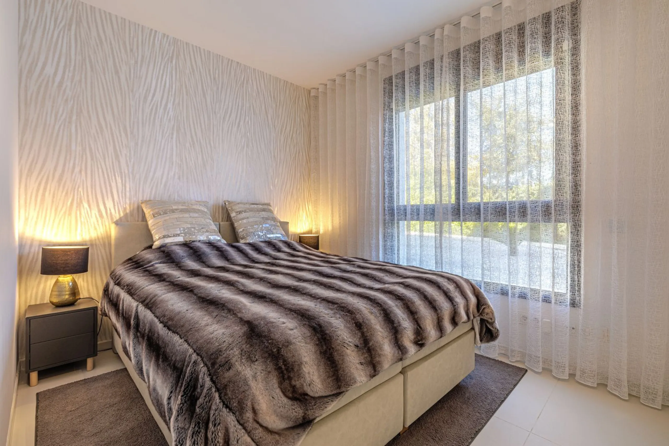 UNIQUE OPPORTUNITY | CORNER APARTMENT WITH PRIVATE GARDEN & 3 PARKING SPACES