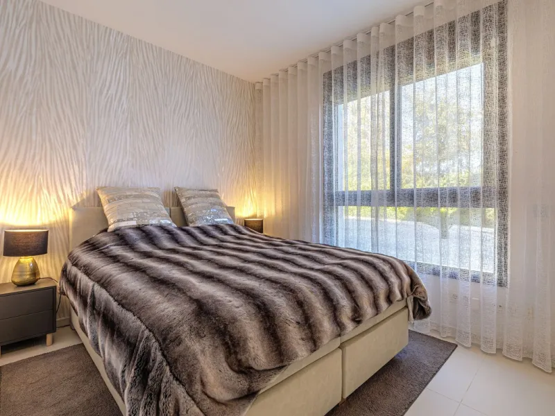 UNIQUE OPPORTUNITY | CORNER APARTMENT WITH PRIVATE GARDEN & 3 PARKING SPACES
