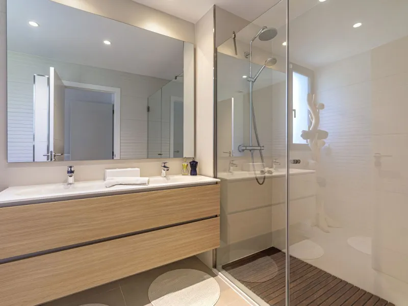 UNIQUE OPPORTUNITY | CORNER APARTMENT WITH PRIVATE GARDEN & 3 PARKING SPACES