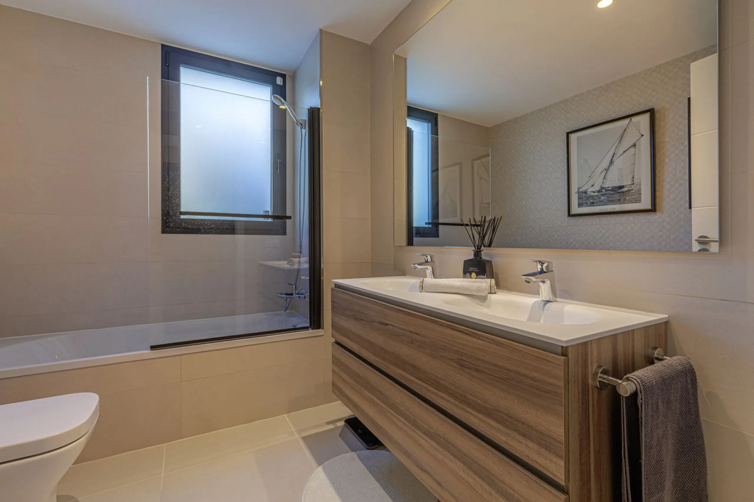 UNIQUE OPPORTUNITY | CORNER APARTMENT WITH PRIVATE GARDEN & 3 PARKING SPACES