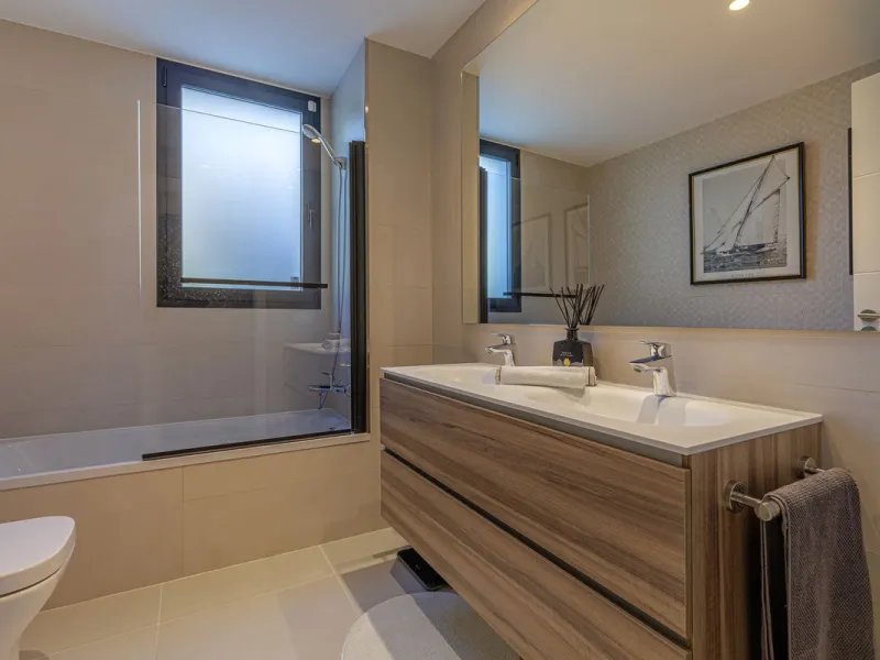 UNIQUE OPPORTUNITY | CORNER APARTMENT WITH PRIVATE GARDEN & 3 PARKING SPACES