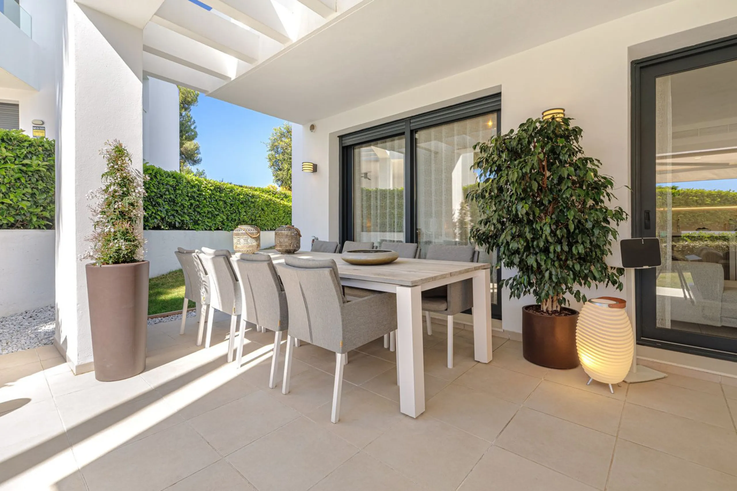 UNIQUE OPPORTUNITY | CORNER APARTMENT WITH PRIVATE GARDEN & 3 PARKING SPACES