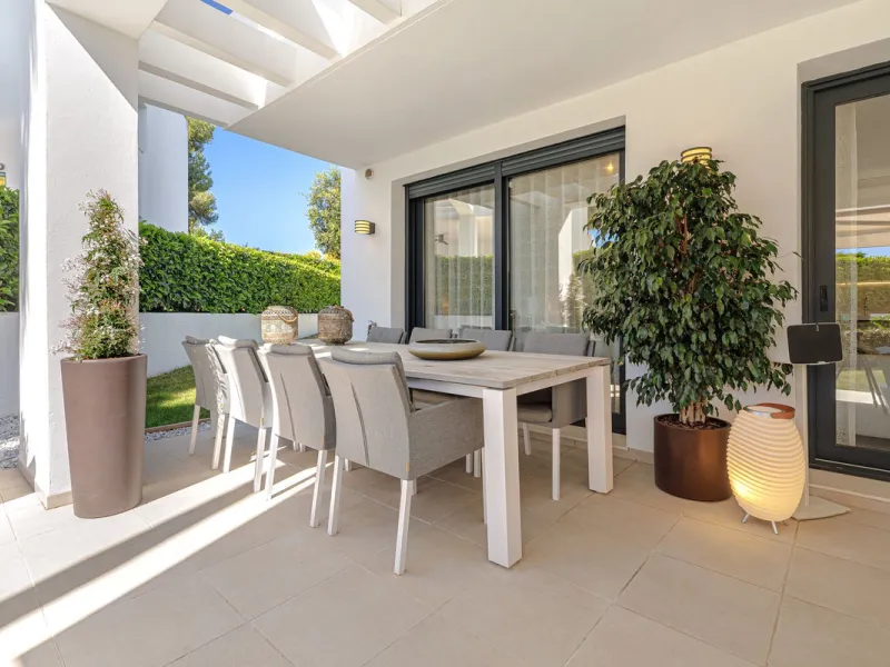 UNIQUE OPPORTUNITY | CORNER APARTMENT WITH PRIVATE GARDEN & 3 PARKING SPACES