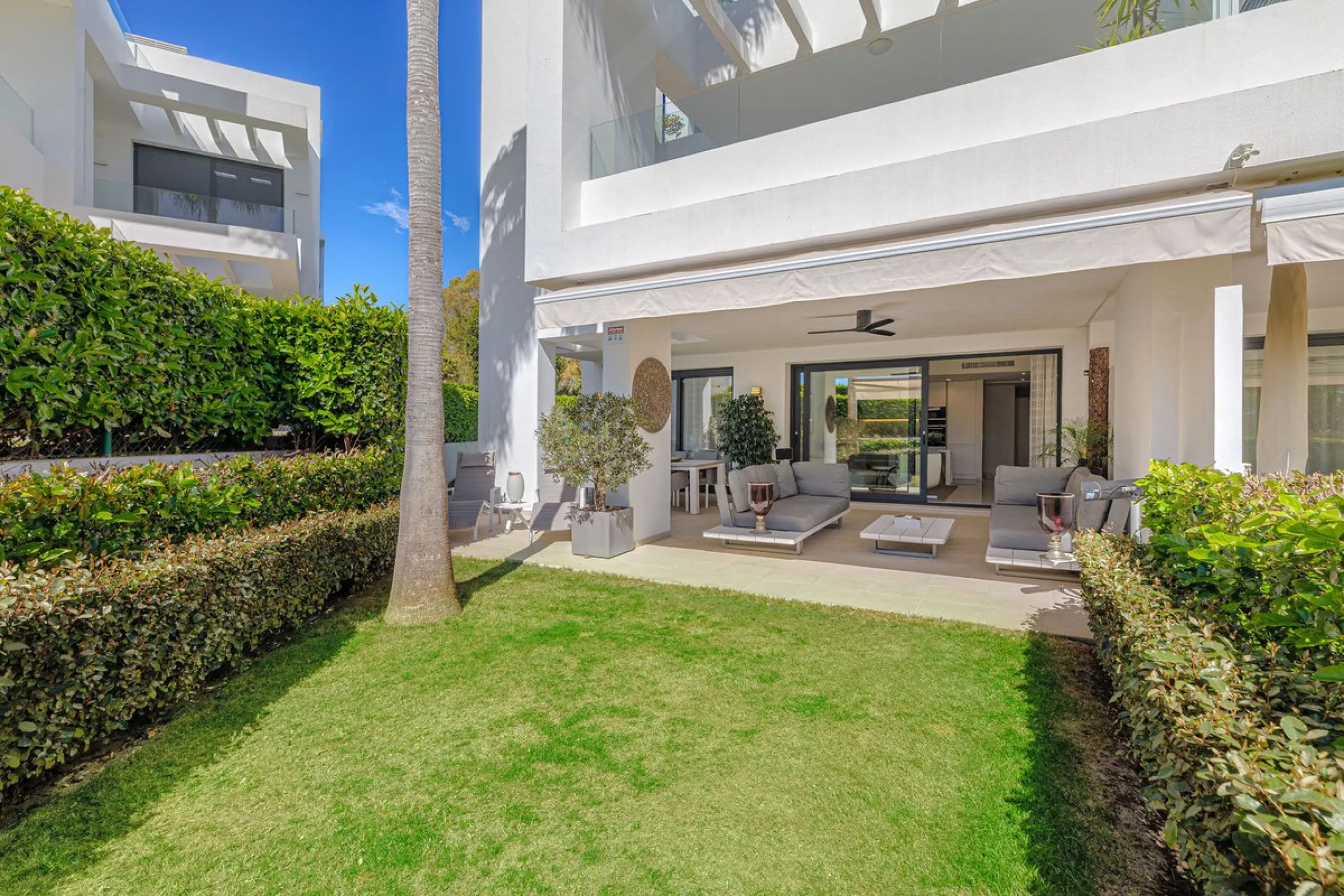 UNIQUE OPPORTUNITY | CORNER APARTMENT WITH PRIVATE GARDEN & 3 PARKING SPACES