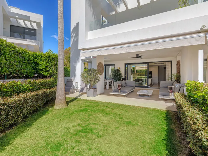 UNIQUE OPPORTUNITY | CORNER APARTMENT WITH PRIVATE GARDEN & 3 PARKING SPACES