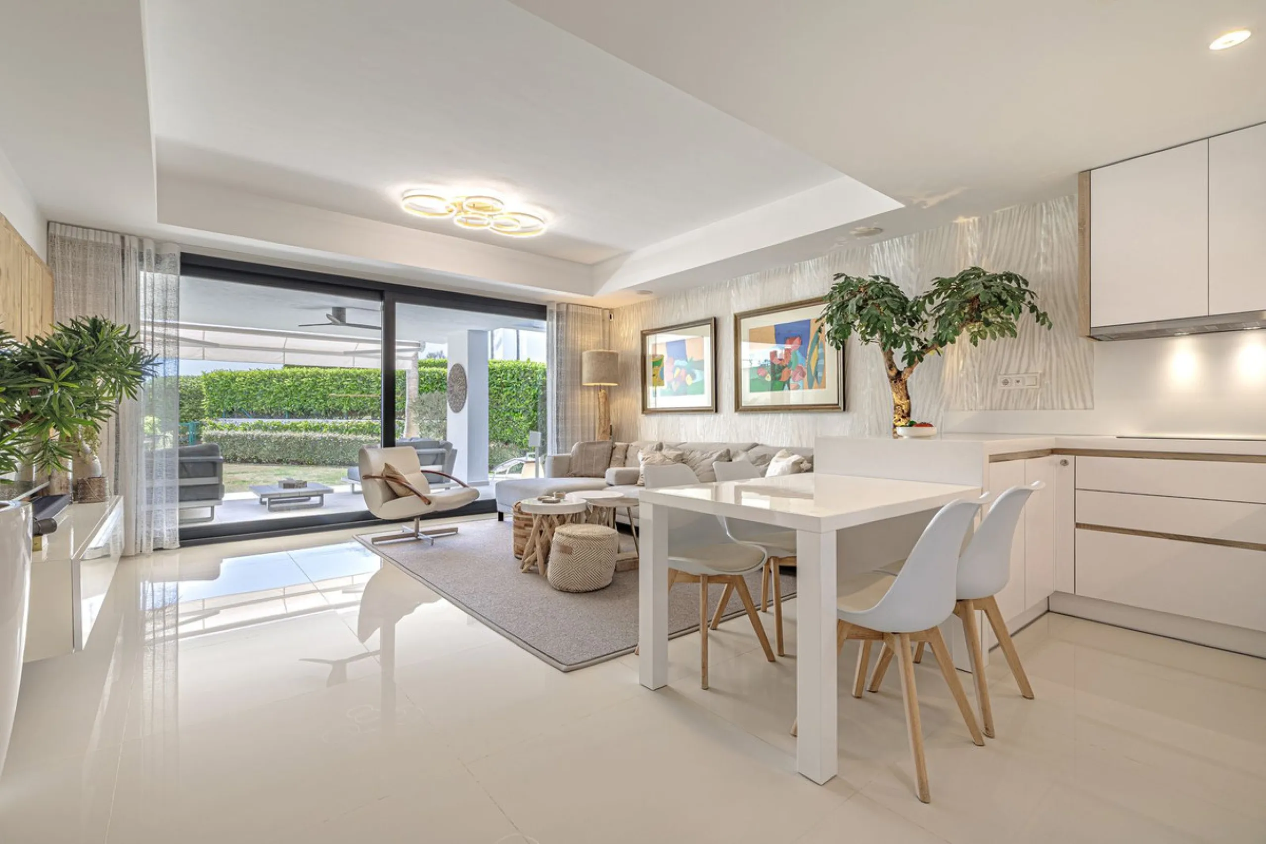 UNIQUE OPPORTUNITY | CORNER APARTMENT WITH PRIVATE GARDEN & 3 PARKING SPACES