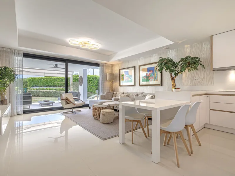 UNIQUE OPPORTUNITY | CORNER APARTMENT WITH PRIVATE GARDEN & 3 PARKING SPACES