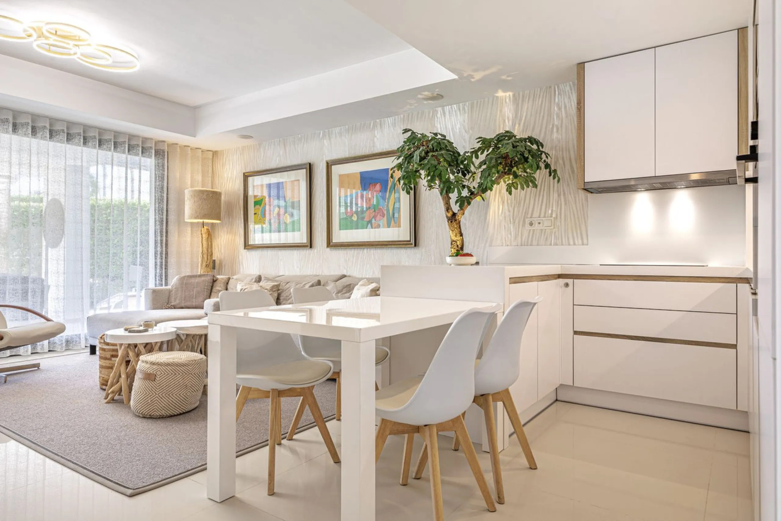 UNIQUE OPPORTUNITY | CORNER APARTMENT WITH PRIVATE GARDEN & 3 PARKING SPACES