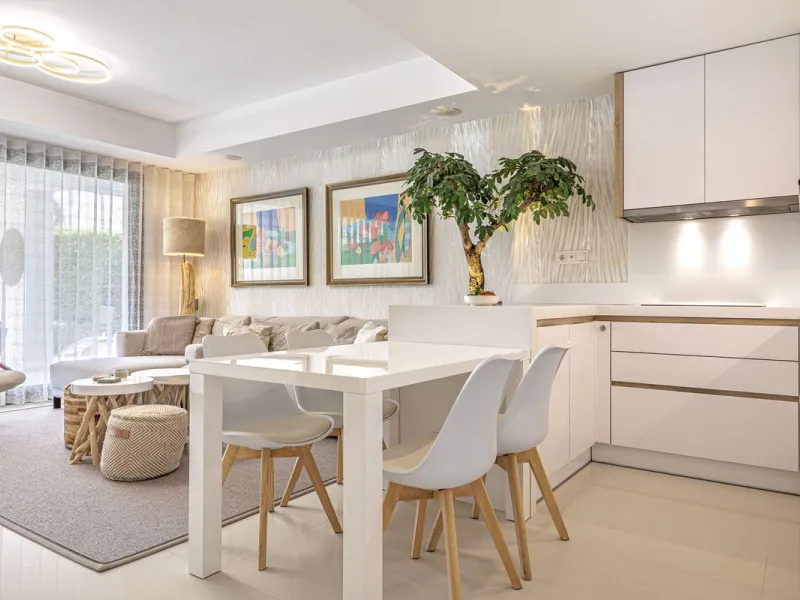 UNIQUE OPPORTUNITY | CORNER APARTMENT WITH PRIVATE GARDEN & 3 PARKING SPACES