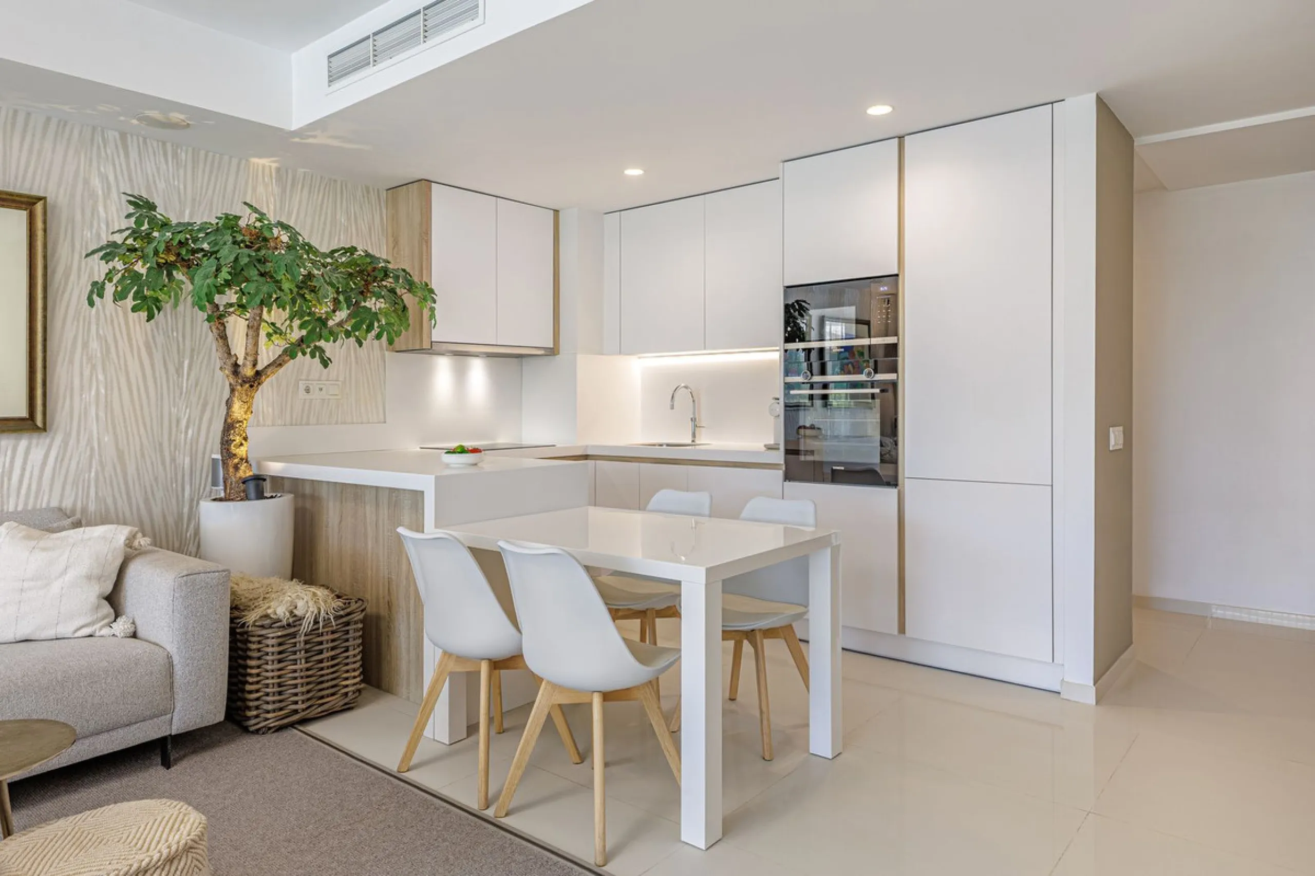 UNIQUE OPPORTUNITY | CORNER APARTMENT WITH PRIVATE GARDEN & 3 PARKING SPACES