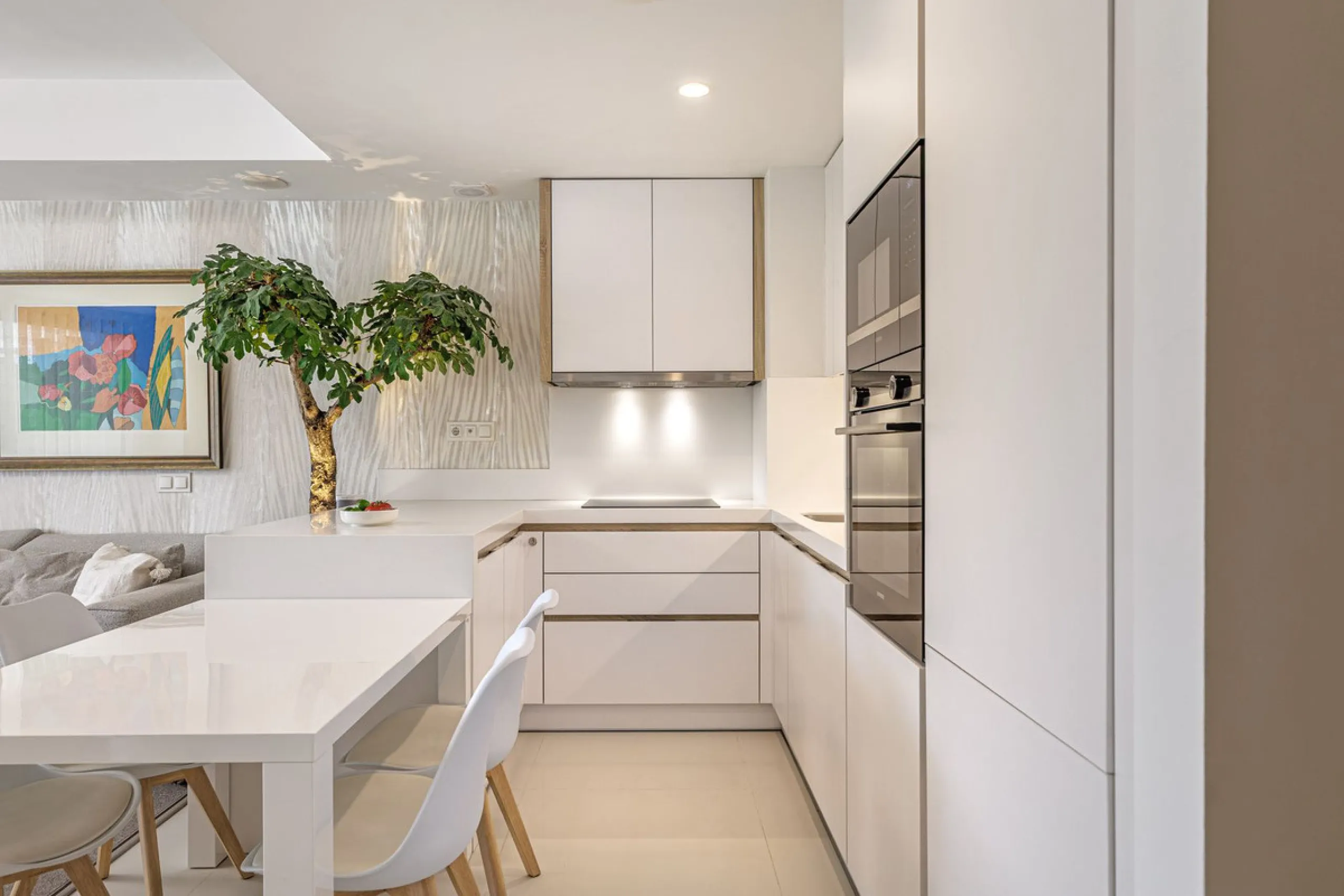 UNIQUE OPPORTUNITY | CORNER APARTMENT WITH PRIVATE GARDEN & 3 PARKING SPACES