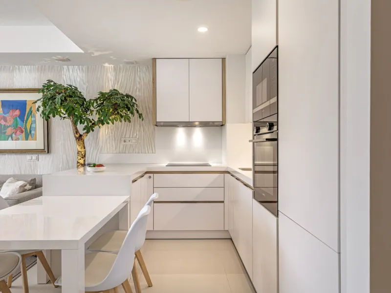 UNIQUE OPPORTUNITY | CORNER APARTMENT WITH PRIVATE GARDEN & 3 PARKING SPACES