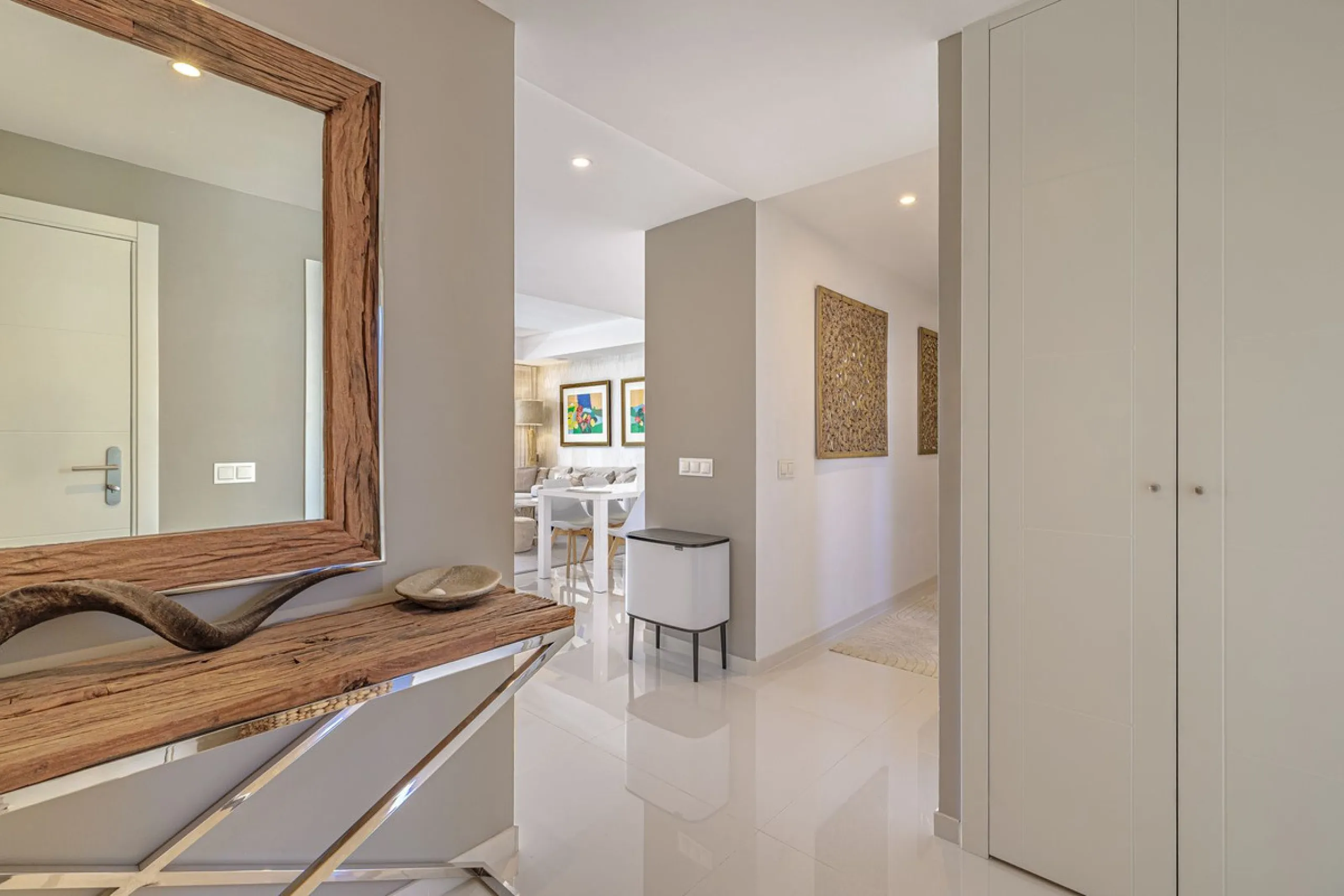 UNIQUE OPPORTUNITY | CORNER APARTMENT WITH PRIVATE GARDEN & 3 PARKING SPACES