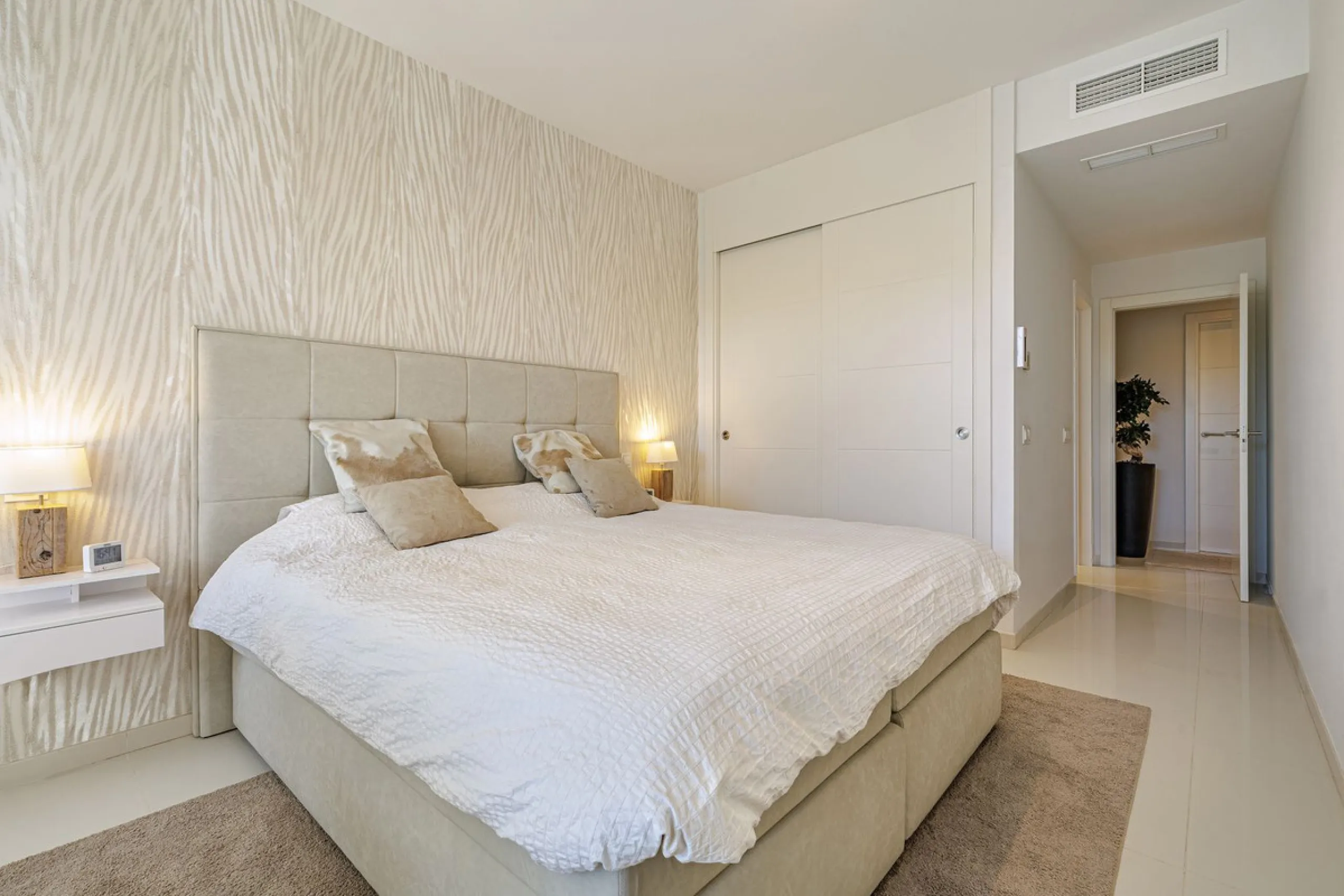UNIQUE OPPORTUNITY | CORNER APARTMENT WITH PRIVATE GARDEN & 3 PARKING SPACES