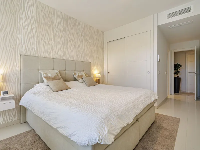 UNIQUE OPPORTUNITY | CORNER APARTMENT WITH PRIVATE GARDEN & 3 PARKING SPACES