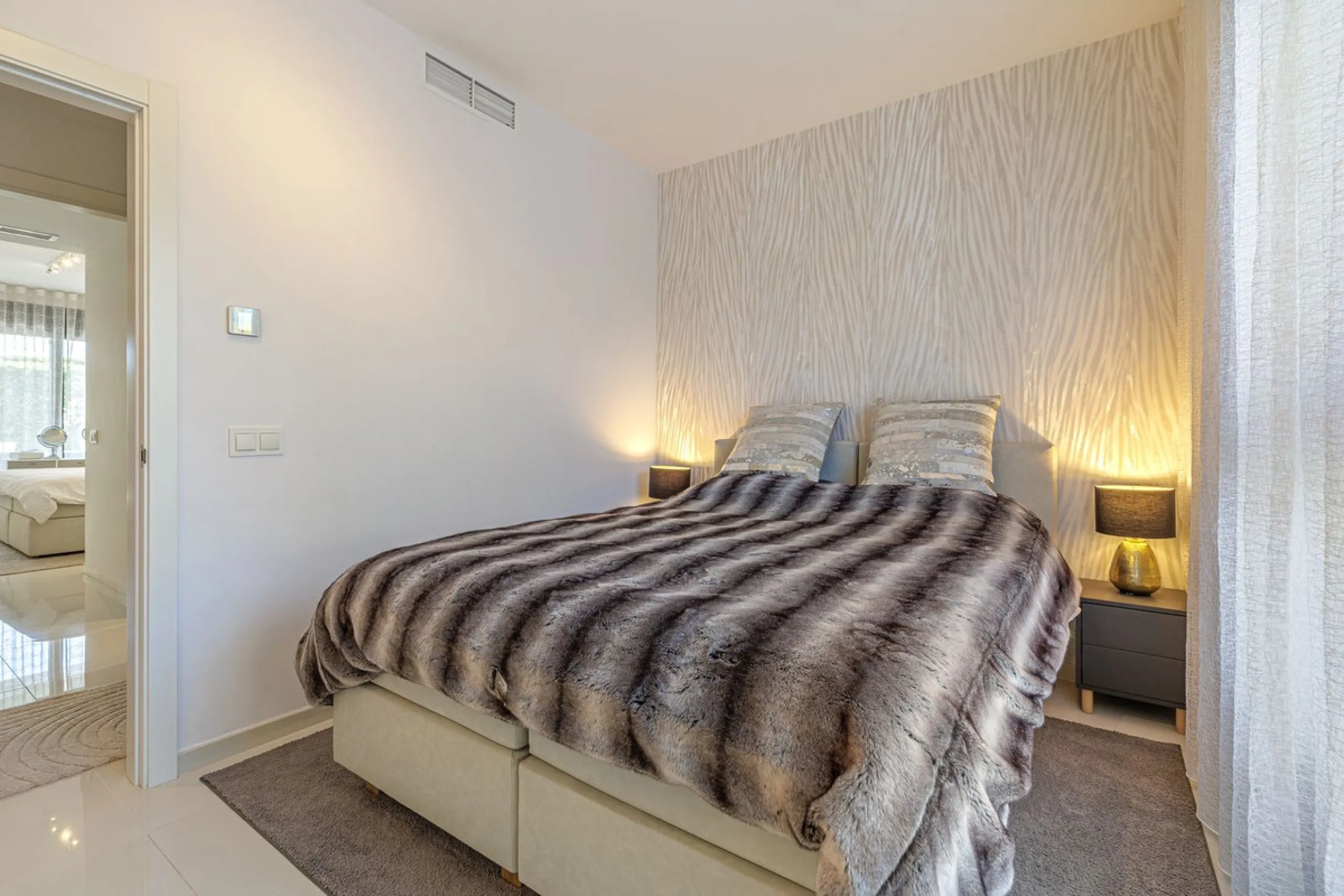 UNIQUE OPPORTUNITY | CORNER APARTMENT WITH PRIVATE GARDEN & 3 PARKING SPACES
