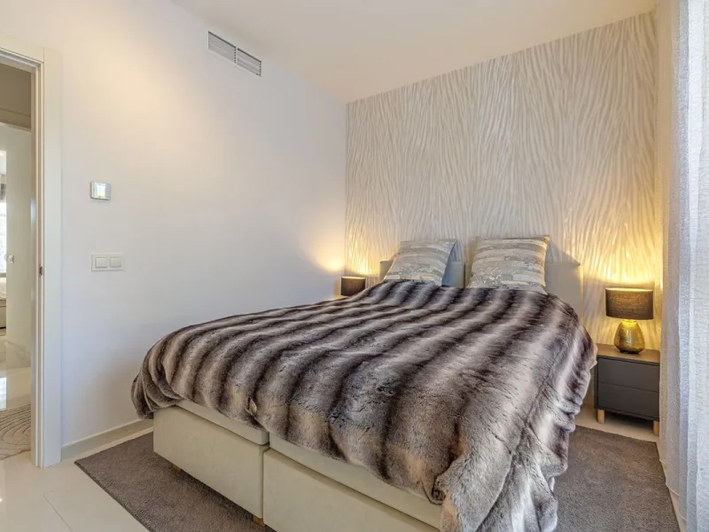 UNIQUE OPPORTUNITY | CORNER APARTMENT WITH PRIVATE GARDEN & 3 PARKING SPACES