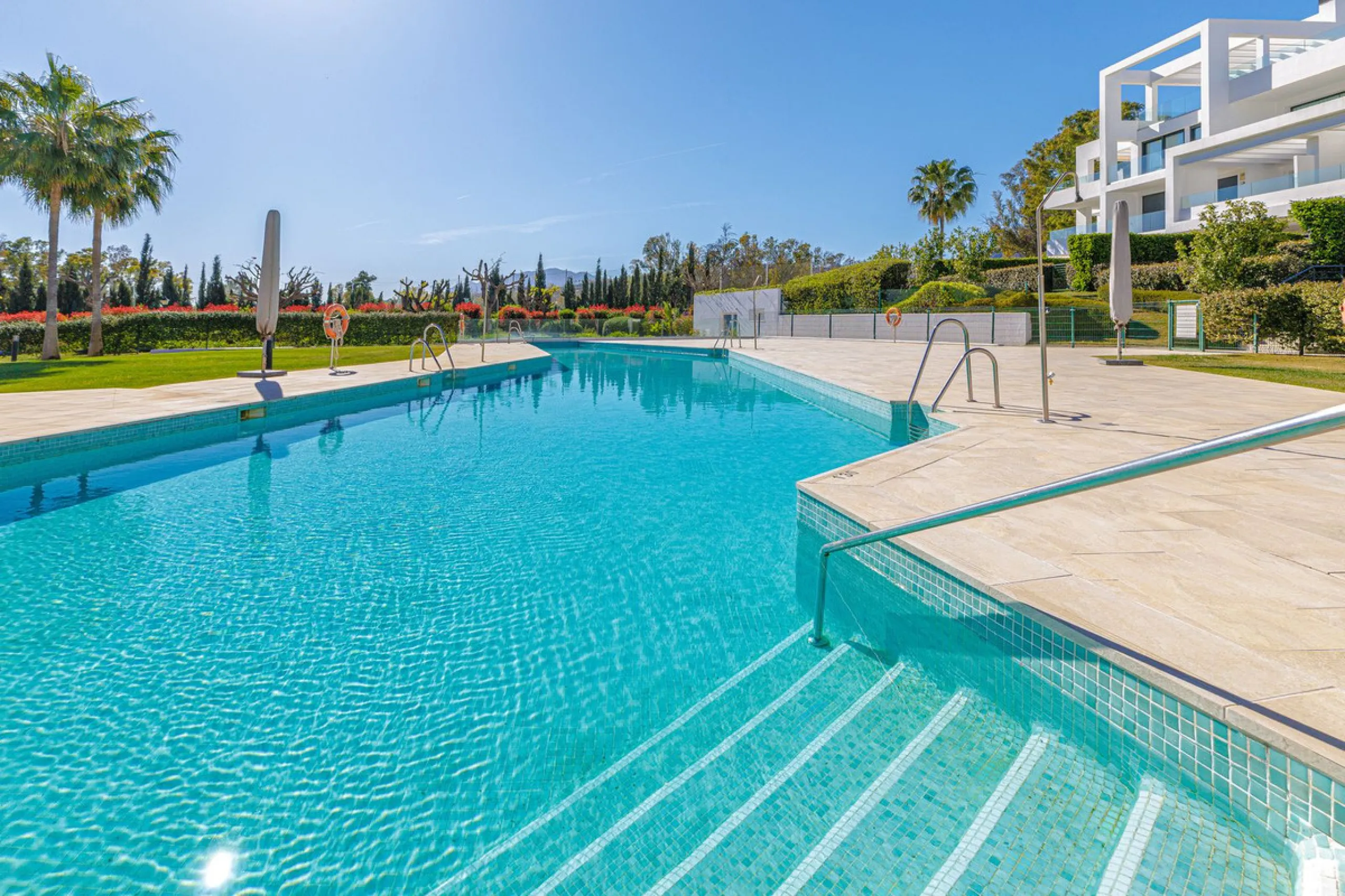 UNIQUE OPPORTUNITY | CORNER APARTMENT WITH PRIVATE GARDEN & 3 PARKING SPACES