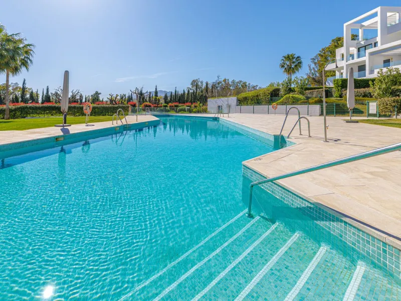 UNIQUE OPPORTUNITY | CORNER APARTMENT WITH PRIVATE GARDEN & 3 PARKING SPACES