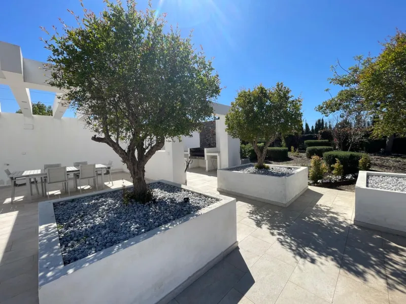 UNIQUE OPPORTUNITY | CORNER APARTMENT WITH PRIVATE GARDEN & 3 PARKING SPACES