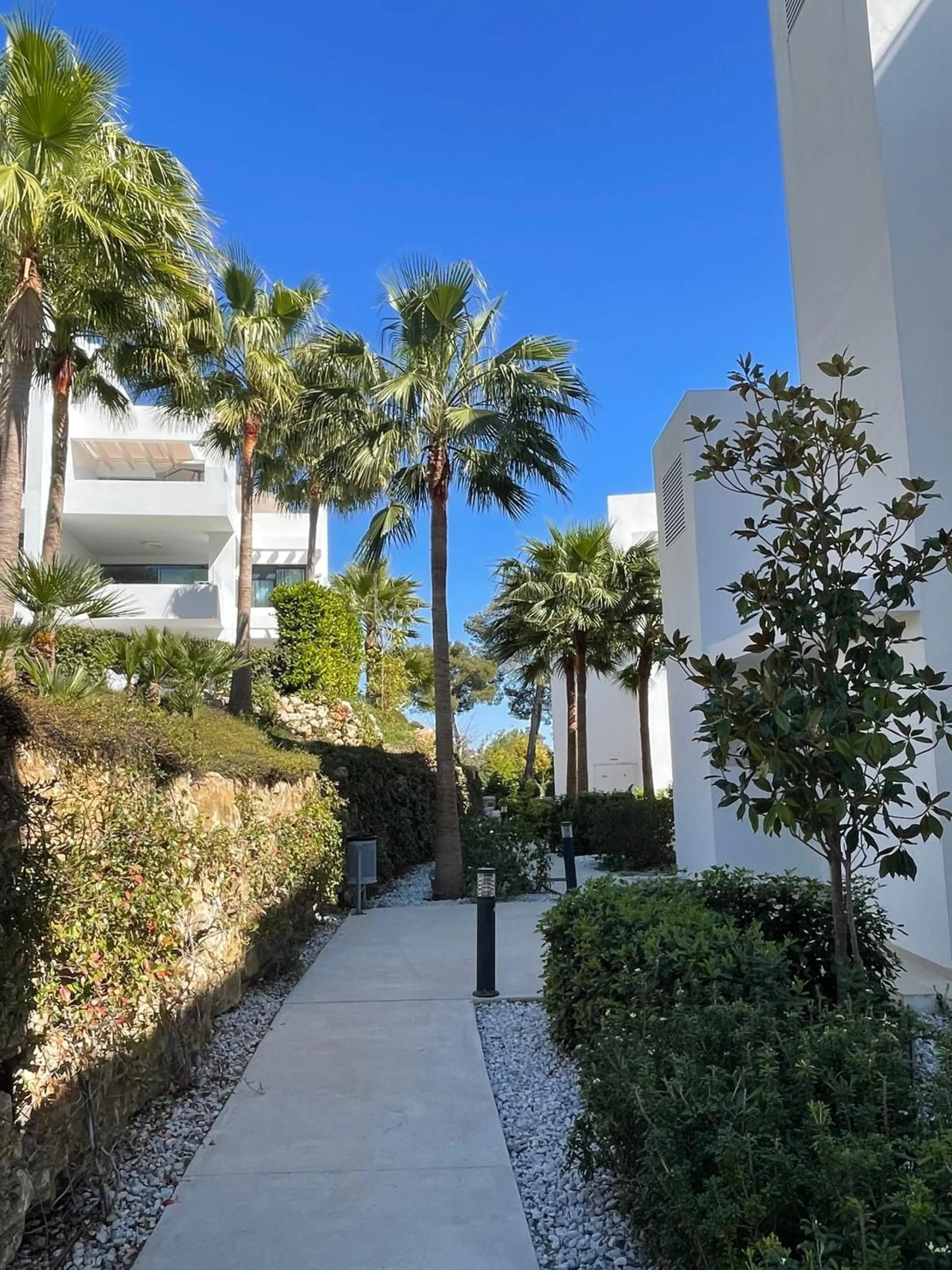 UNIQUE OPPORTUNITY | CORNER APARTMENT WITH PRIVATE GARDEN & 3 PARKING SPACES