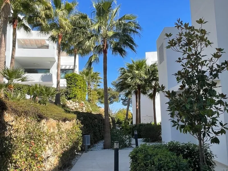 UNIQUE OPPORTUNITY | CORNER APARTMENT WITH PRIVATE GARDEN & 3 PARKING SPACES