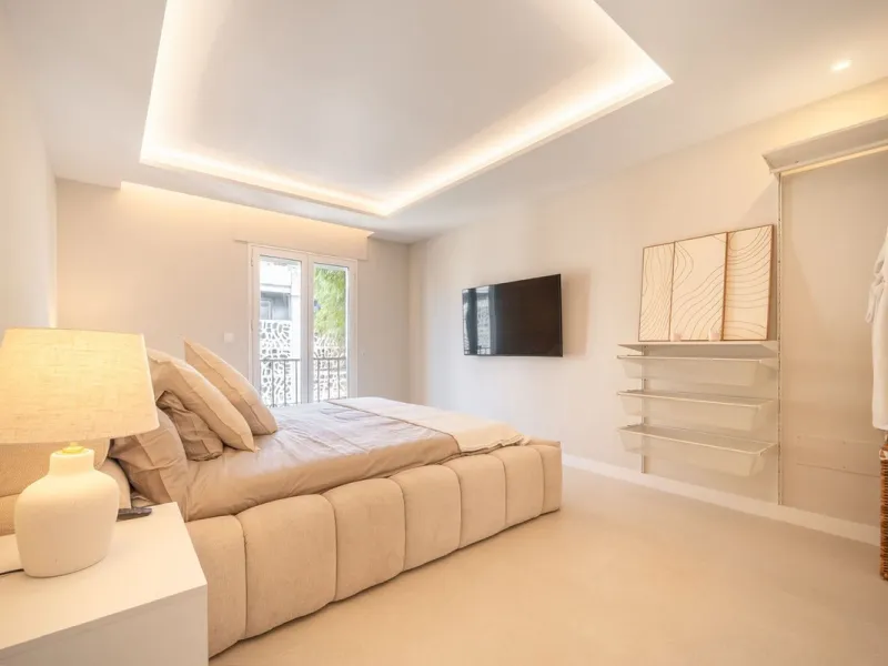 Experience luxurious living in this stunning newly refurbished penthouse, located in the prime area of Marbella Nueva Andalucía, just a short walk to Puerto Banús. This sleek and modern property features four spacious bedrooms, each with its own en-suite 