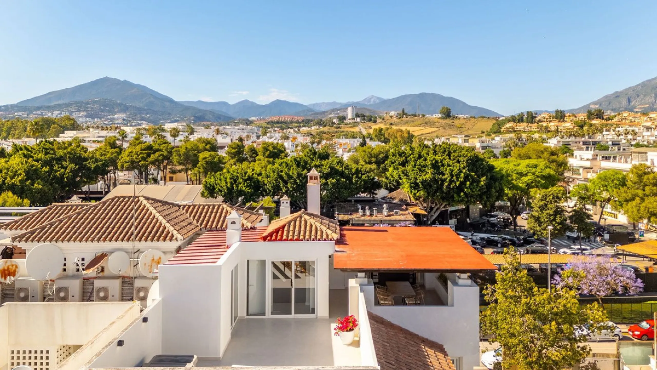 Experience luxurious living in this stunning newly refurbished penthouse, located in the prime area of Marbella Nueva Andalucía, just a short walk to Puerto Banús. This sleek and modern property features four spacious bedrooms, each with its own en-suite 