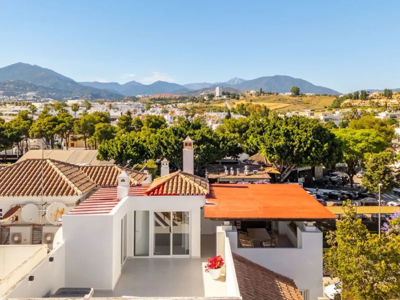 Experience luxurious living in this stunning newly refurbished penthouse, located in the prime area of Marbella Nueva Andalucía, just a short walk to Puerto Banús. This sleek and modern property features four spacious bedrooms, each with its own en-suite 