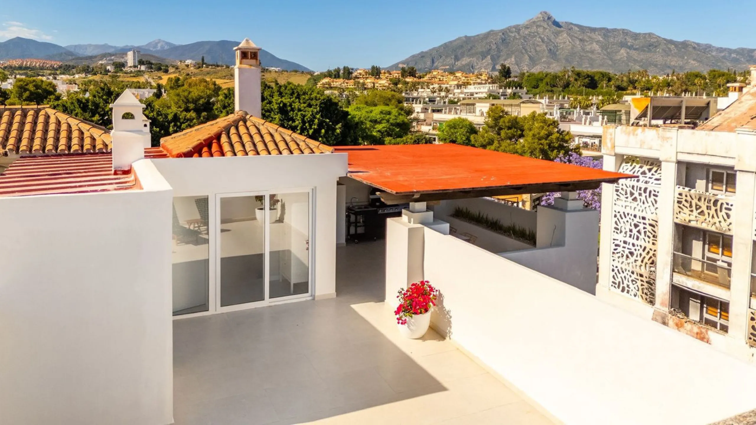 Experience luxurious living in this stunning newly refurbished penthouse, located in the prime area of Marbella Nueva Andalucía, just a short walk to Puerto Banús. This sleek and modern property features four spacious bedrooms, each with its own en-suite 