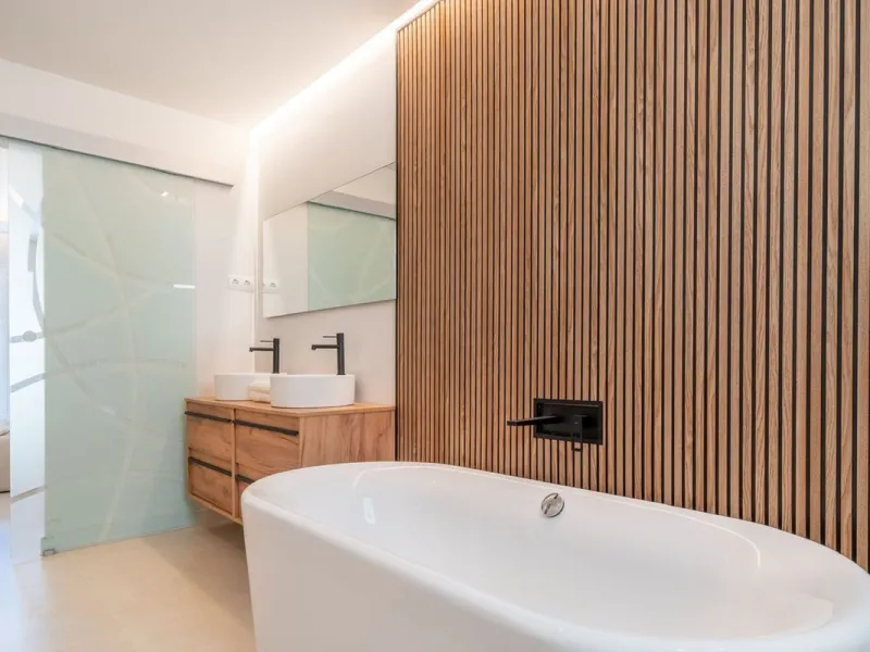 Experience luxurious living in this stunning newly refurbished penthouse, located in the prime area of Marbella Nueva Andalucía, just a short walk to Puerto Banús. This sleek and modern property features four spacious bedrooms, each with its own en-suite 