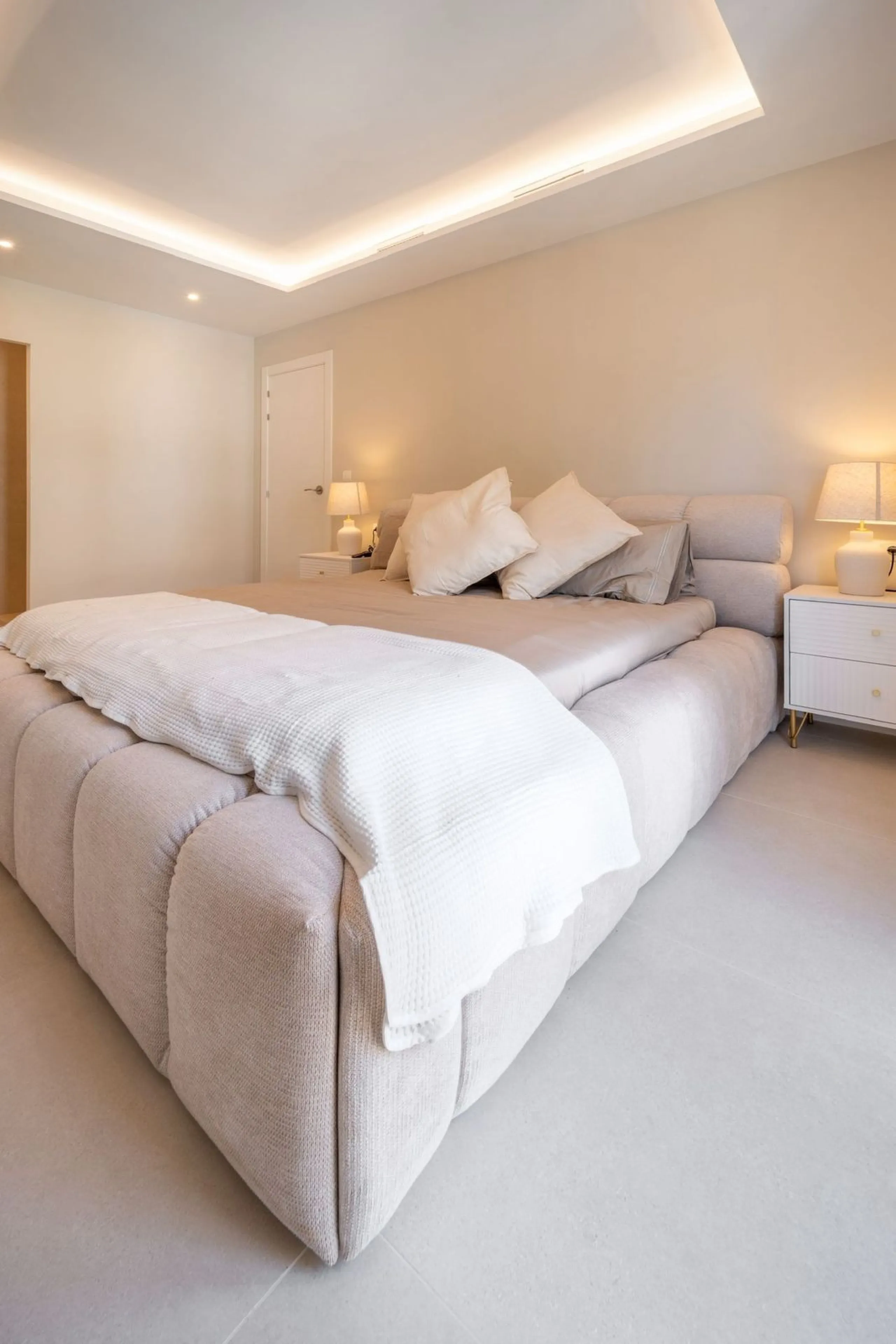 Experience luxurious living in this stunning newly refurbished penthouse, located in the prime area of Marbella Nueva Andalucía, just a short walk to Puerto Banús. This sleek and modern property features four spacious bedrooms, each with its own en-suite 
