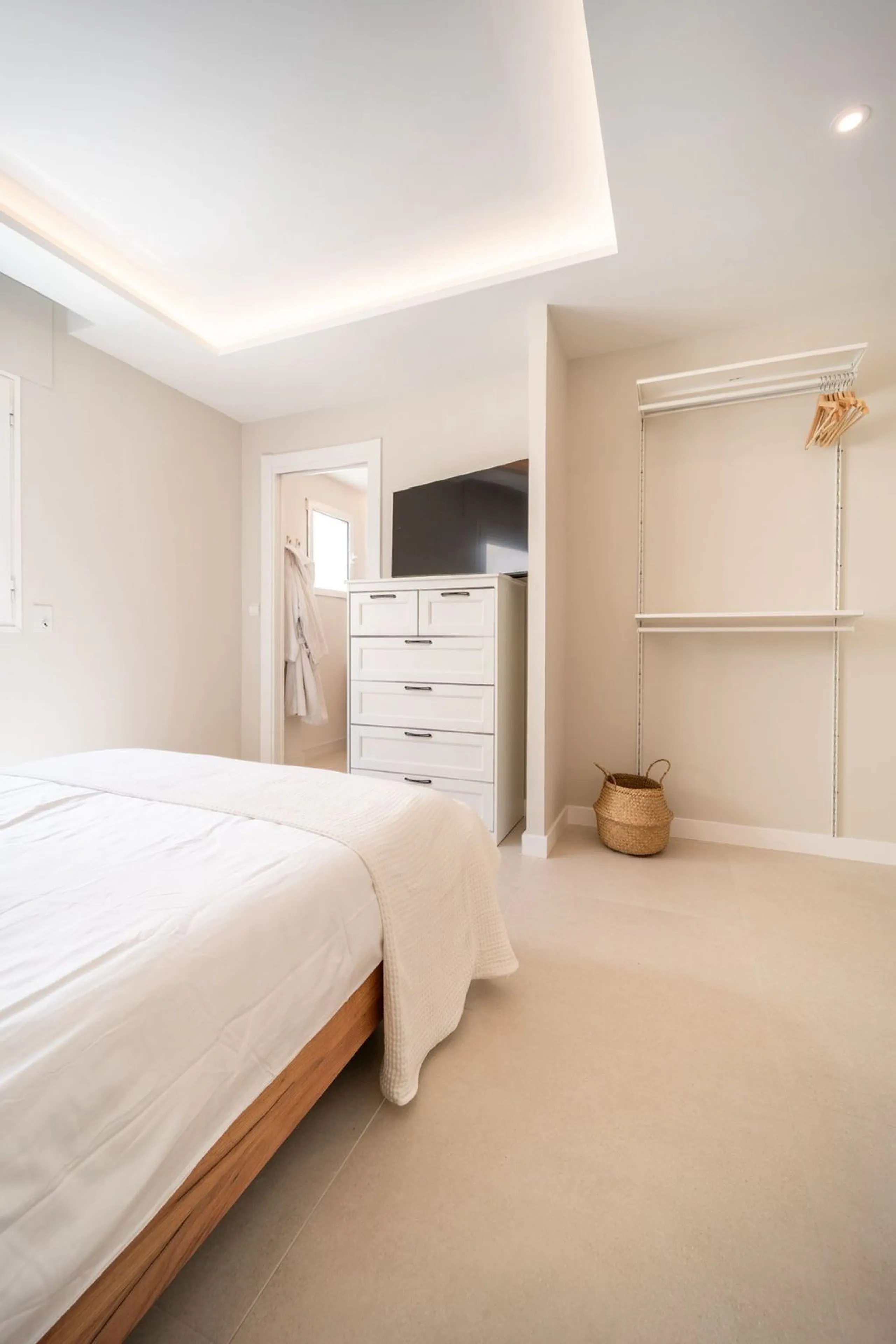 Experience luxurious living in this stunning newly refurbished penthouse, located in the prime area of Marbella Nueva Andalucía, just a short walk to Puerto Banús. This sleek and modern property features four spacious bedrooms, each with its own en-suite 