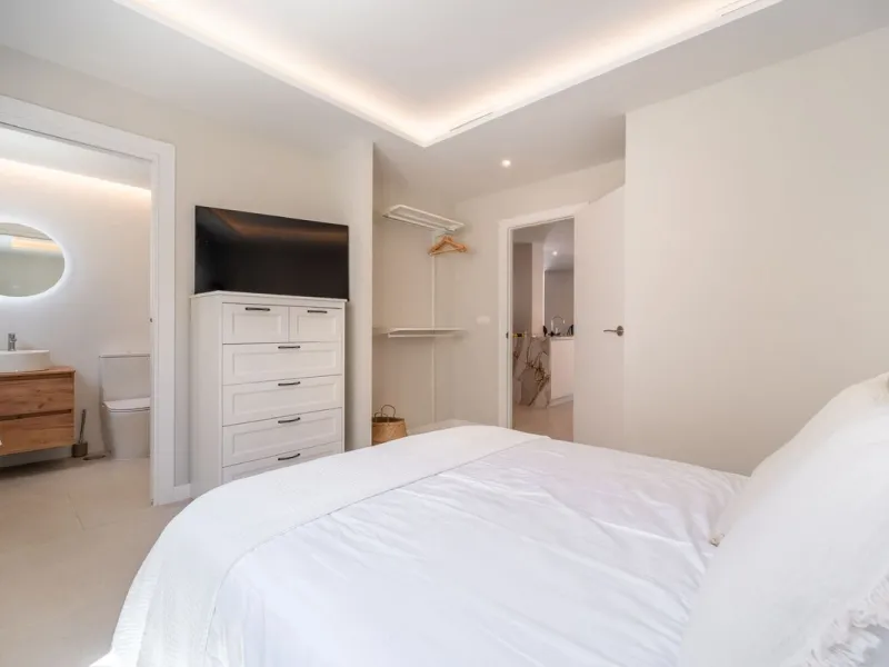 Experience luxurious living in this stunning newly refurbished penthouse, located in the prime area of Marbella Nueva Andalucía, just a short walk to Puerto Banús. This sleek and modern property features four spacious bedrooms, each with its own en-suite 