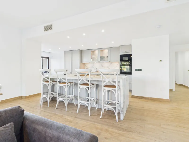 Beachside Elegance Meets Modern Luxury – Fully Renovated 3-Bed Apartment with Airbnb License at Marina Duquesa