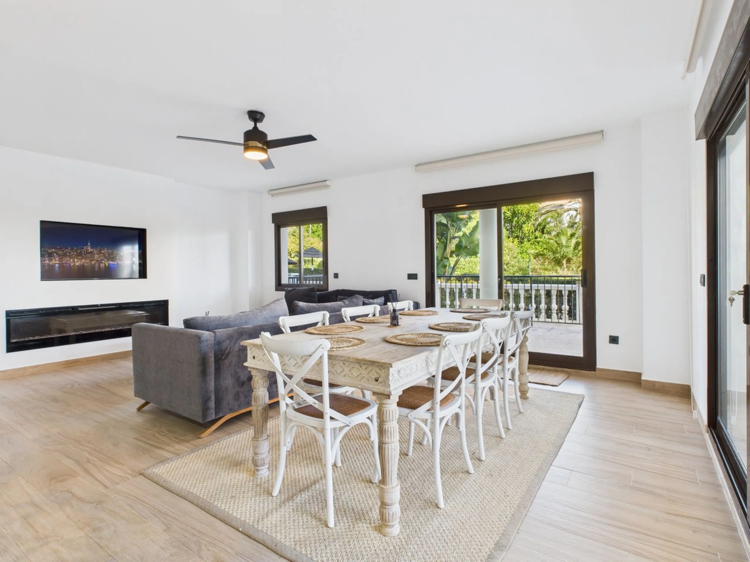 Beachside Elegance Meets Modern Luxury – Fully Renovated 3-Bed Apartment with Airbnb License at Marina Duquesa