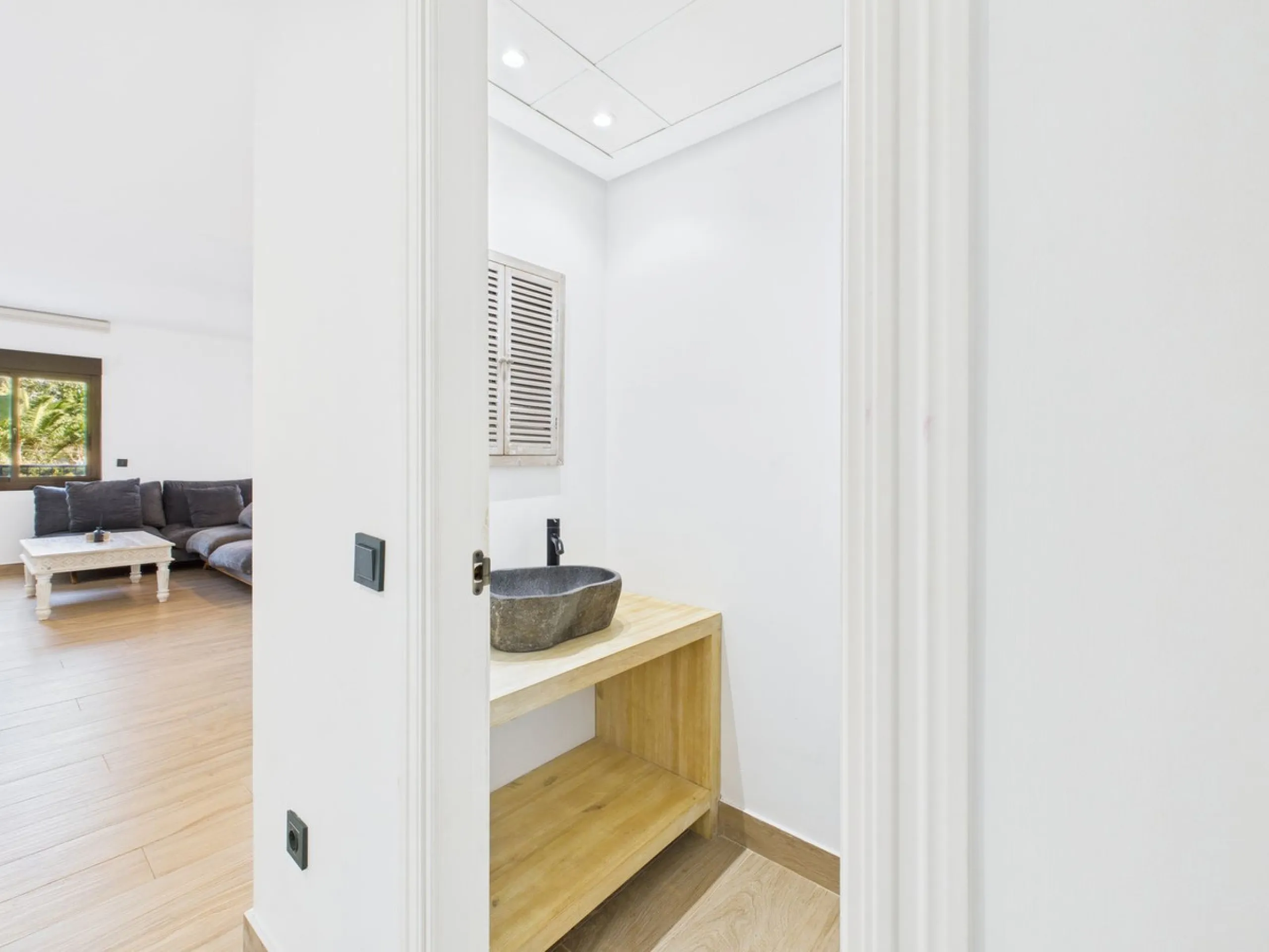 Beachside Elegance Meets Modern Luxury – Fully Renovated 3-Bed Apartment with Airbnb License at Marina Duquesa