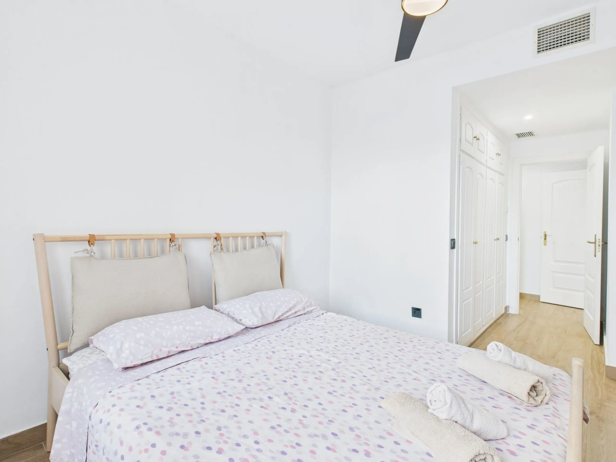 Beachside Elegance Meets Modern Luxury – Fully Renovated 3-Bed Apartment with Airbnb License at Marina Duquesa