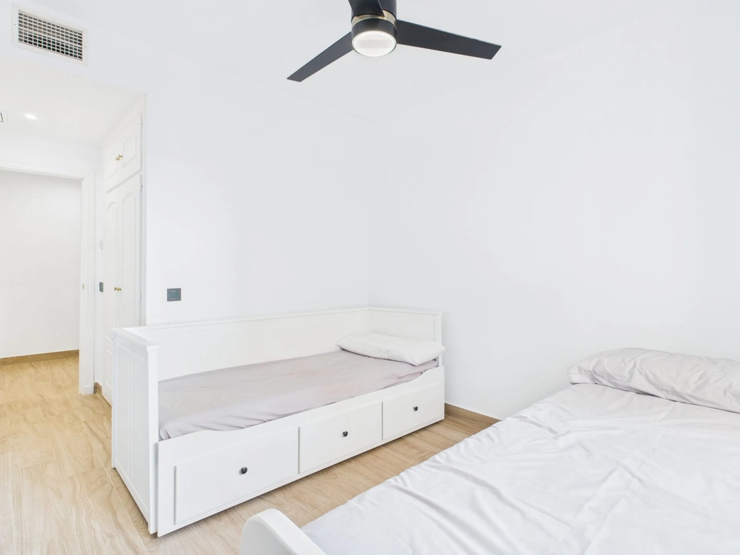 Beachside Elegance Meets Modern Luxury – Fully Renovated 3-Bed Apartment with Airbnb License at Marina Duquesa