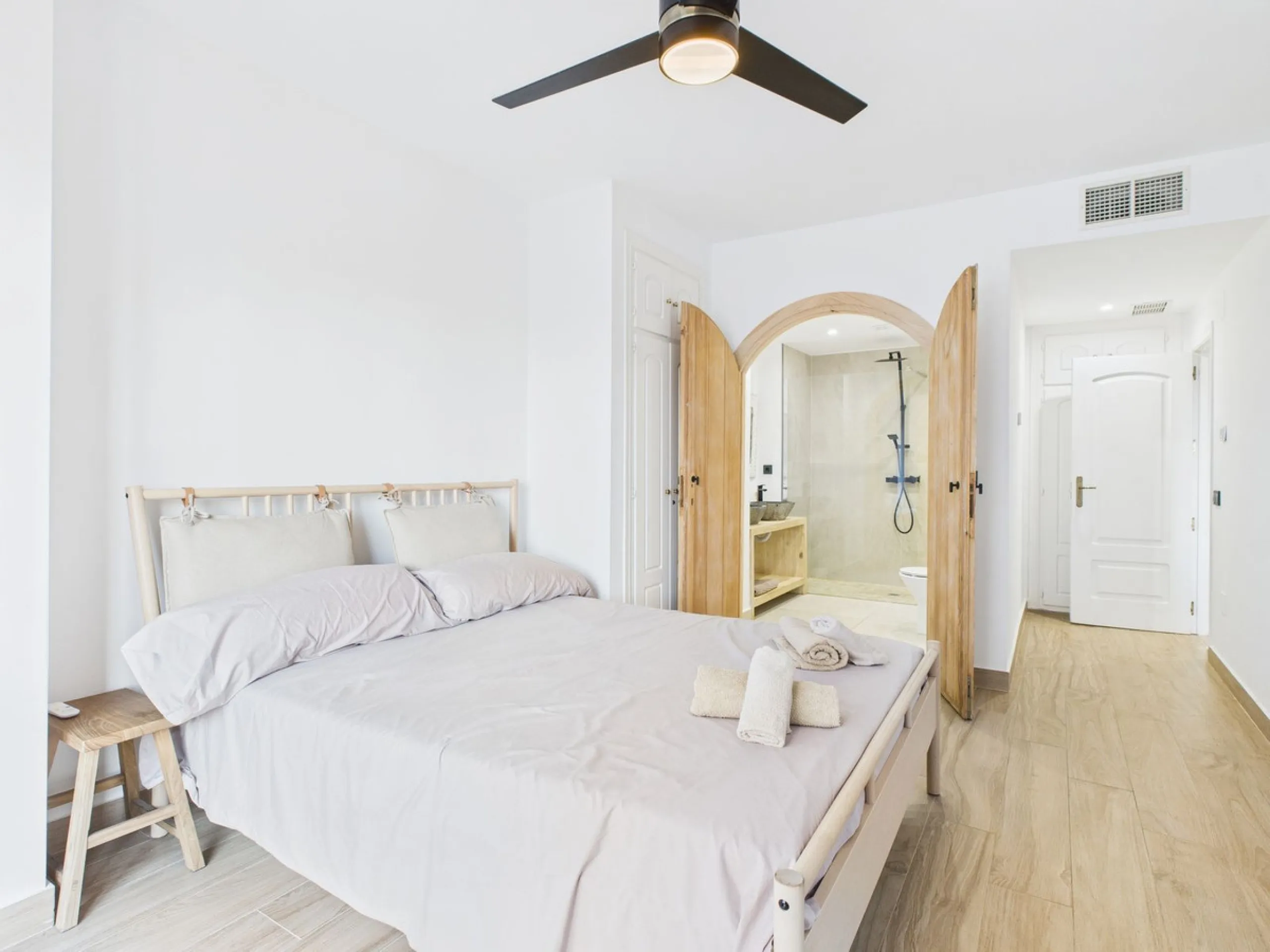 Beachside Elegance Meets Modern Luxury – Fully Renovated 3-Bed Apartment with Airbnb License at Marina Duquesa