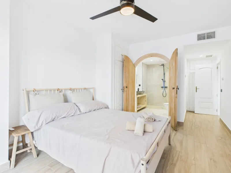 Beachside Elegance Meets Modern Luxury – Fully Renovated 3-Bed Apartment with Airbnb License at Marina Duquesa