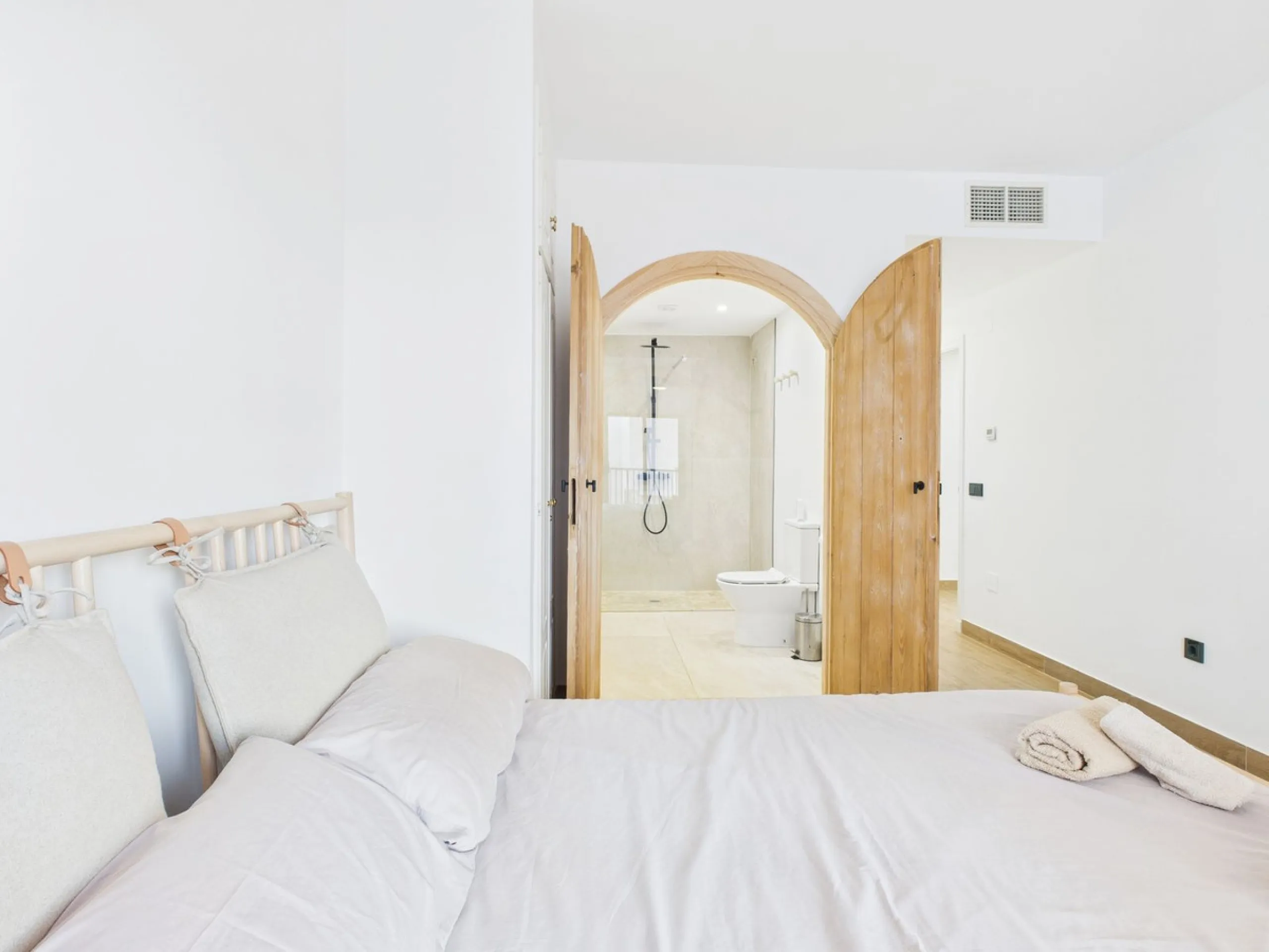 Beachside Elegance Meets Modern Luxury – Fully Renovated 3-Bed Apartment with Airbnb License at Marina Duquesa