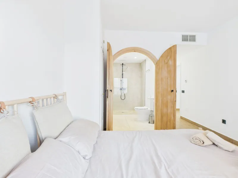 Beachside Elegance Meets Modern Luxury – Fully Renovated 3-Bed Apartment with Airbnb License at Marina Duquesa